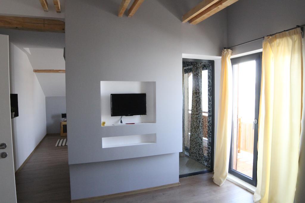 Villa Swiss Sacele Bagian luar foto