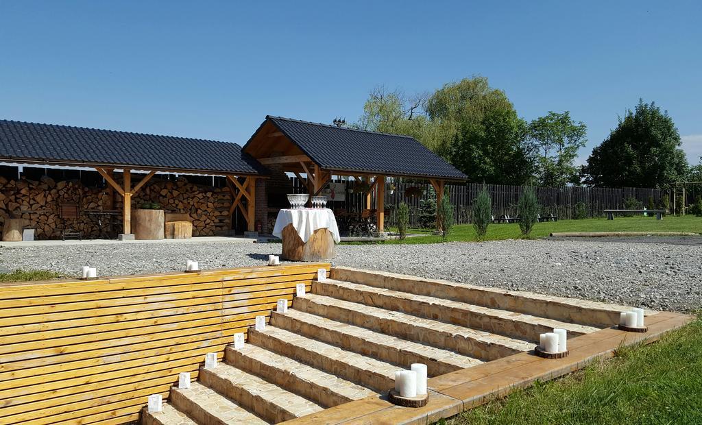 Villa Swiss Sacele Bagian luar foto