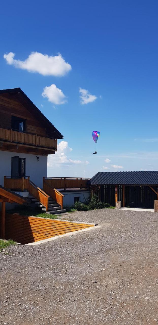 Villa Swiss Sacele Bagian luar foto