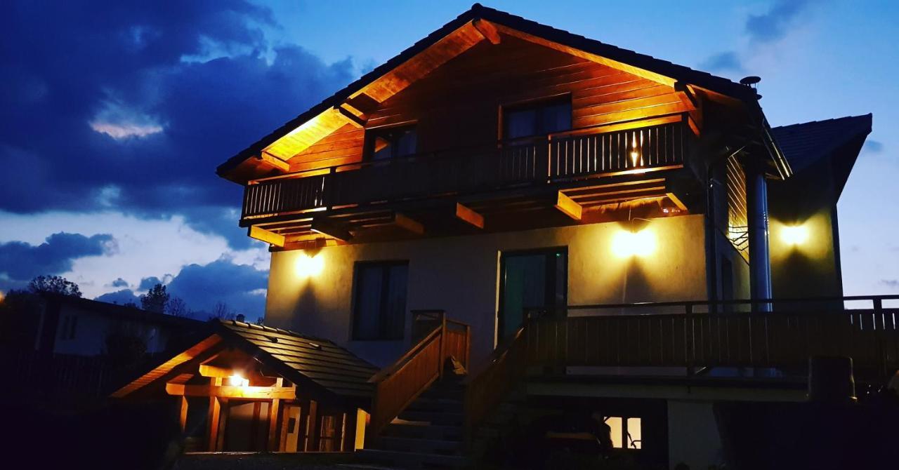 Villa Swiss Sacele Bagian luar foto