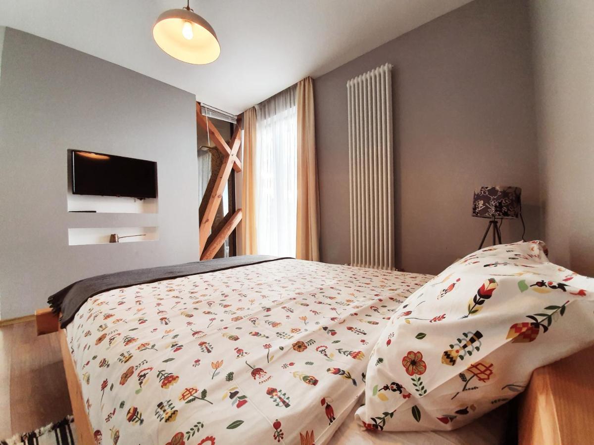 Villa Swiss Sacele Bagian luar foto