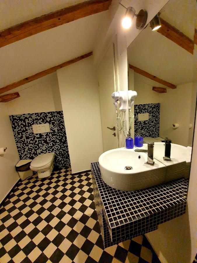 Villa Swiss Sacele Bagian luar foto
